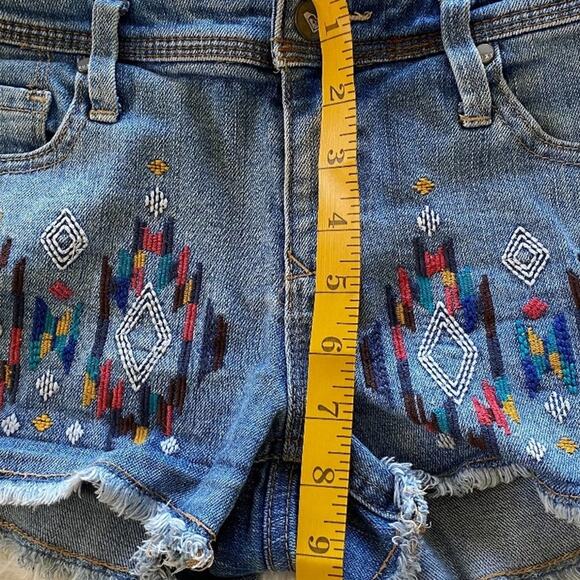 Roxy Cutoff Denim Low Rise Jeans Shorts Embroidered Medium Wash - Picture 8 of 9